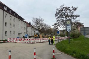 Abgebildet: Einsatzkräfte überprüfen vermeintlichen Bombenfund, Entwarnung nach kurzer Zeit gegeben.