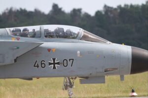 Tornado-Kampfjet symbolisiert steigende Verteidigungsausgaben im deutschen Haushalt und militärische Prioritäten.