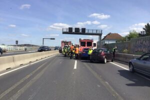 Verkehrsunfall mit vier Fahrzeugen, Feuerwehr im Einsatz, Rettungswagen lokalisiert, Verletzte behandelt.