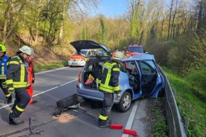 Verkehrsunfall mit Verletzten; Feuerwehr- und Rettungswagen am Einsatzort in Königswinter.