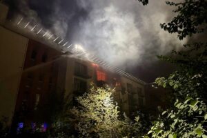 Rauchentwicklung und Feuerwehr im Einsatz bei Brand in ehemaligem Altenheim in Essen.