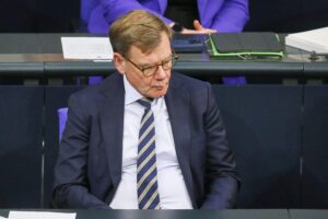 Johann Wadephul während eines Interviews in Marokko über US-Truppen und internationale Beziehungen.
