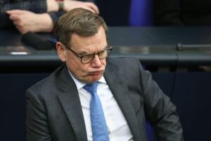Johann Wadephul äußert Bedenken zu Trumps Äußerungen über einen möglichen NATO-Austritt der USA.