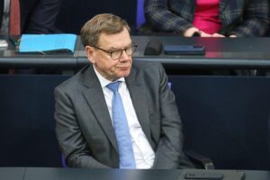 Johann Wadephul bei Pressekonferenz zur Sicherung von Seehandelswegen im Nahen Osten.