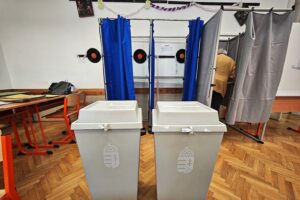 Wahllokal mit Wählern, Spannung vor der Auszählung, mögliche Wahlbetrugsanklagen, politische Rivalität sichtbar.