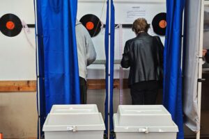 Wahllokal in Budapest mit Wählern, offen für neue Rekordwahlbeteiligung am 12.04.2026.