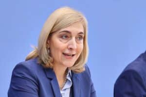 Nina Warken präsentiert Sparpaket zur Stabilisierung der gesetzlichen Krankenversicherung in Berlin.