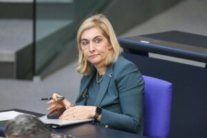 Nina Warken diskutiert Reform des Hautkrebsscreenings im Kontext von effizienter Gesundheitsversorgung.