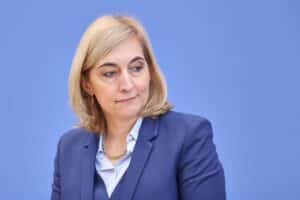 Nina Warken diskutiert Anhebung der Beitragsbemessungsgrenze in der gesetzlichen Krankenversicherung.