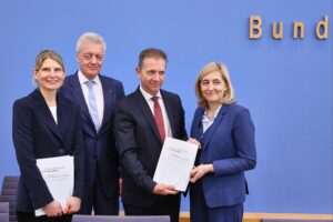 Gesundheitsministerin Warken präsentiert Sparvorschläge, Diskussionen über Beitragserhöhung und Versorgungsfragen stehen an.