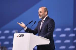 Porträt von Manfred Weber, europäischer Politiker, Symbol für politische Positionen und Verantwortlichkeit.