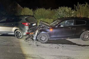 Zwei beschädigte Autos an Unfallstelle, Polizei ermittelt Fahrer nach Fluchtversuch.