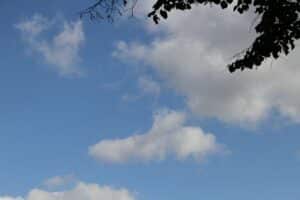 Wolkiger Himmel über Stuttgart, Sonne und Sonne, mögliche Schauer am Abend. Temperaturen variieren.