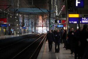 Geschäftsreisende nutzen zunehmend die Bahn für kurze, effiziente Reisen innerhalb Deutschlands.