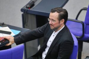 Dirk Wiese diskutiert gesundheitspolitische Reformen und Einsparungen zur gesetzlichen Krankenversicherung in Berlin.