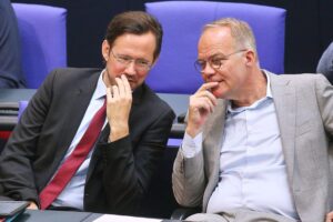 Dirk Wiese und Matthias Miersch diskutieren über Schuldenbremse und Wirtschaftskrise im Bundestag.