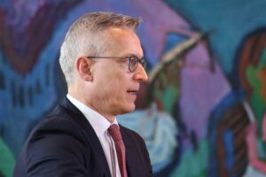 Karsten Wildberger kündigt Entlastungspaket für Unternehmen und europäische Alternativen zu Palantir an.