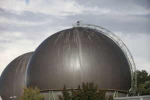 Grafik eines Gasspeichers mit Tankstellen, um die Gasverfügbarkeit und Marktreaktionen darzustellen.