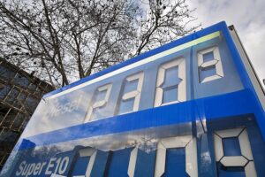 Tankstelle mit Preisschildern, die wirtschaftliche Unsicherheit durch die Iran-Krise widerspiegeln.