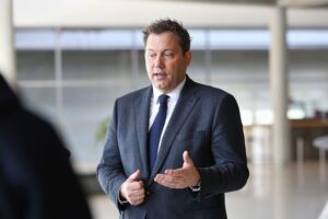 Lars Klingbeil spricht zu Reformen, Felbermayr lobt seine Ideen zur Verbesserung der Arbeitsmarktbedingungen.