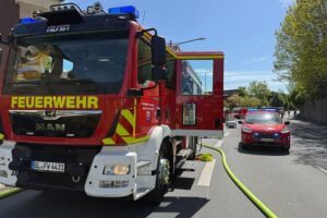 Einsatzkräfte der Feuerwehr retten Mutter und Säugling nach Wohnungsbrand in Leichlingen.