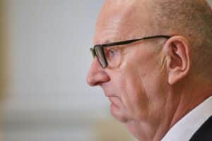 Dietmar Woidke besucht Gedenkstätte, würdigt Erinnerungsarbeit, überreicht Scheck für Ausstellung.