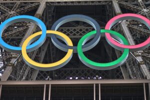 Eiffelturm mit Olympischen Ringen, Symbol für Wuppertals Bewerbung um Olympische Spiele.
