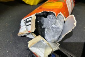 Aufgeschnittener Tetra Pak, darin Kokain anstelle von Eistee, Zollkontrolle, Drogenfund in Geseke.
