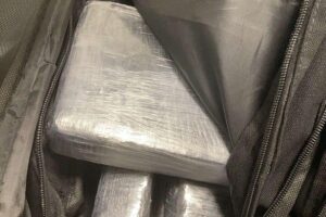 Geöffneter Koffer mit Kokainziegeln am Flughafen Nürnberg, Zoll sichert Drogen.
