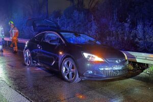 Schwerer Verkehrsunfall auf Autobahn 3 mit beschädigten Fahrzeugen und Einsatzkräften der Feuerwehr.