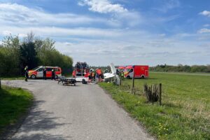 Wrack eines abgestürzten Flugzeugs, Rettungskräfte im Einsatz, schwer verletzte Piloten.