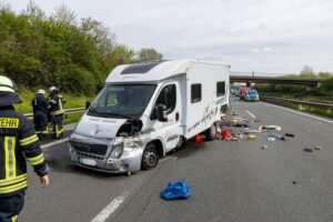 Unfall auf Autobahn A2: beschädigte Fahrzeuge, Einsatzkräfte, verletzte Personen und Sperrung der Fahrbahn.