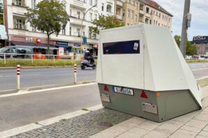 Mobiler Blitzer an Straße, um Verkehrssicherheit und Geschwindigkeitskontrollen zu fördern.