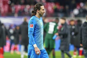Bayern München feiert knappen Sieg gegen Wolfsburg im Abstiegskampf, Grabara glänzt im Tor.