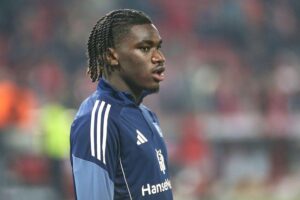 Fußballspiel zwischen Hamburger SV und SC Freiburg, mit jubelnden Spielern und Toren.