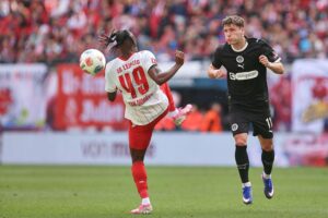 Leipziger Spieler jubeln nach dem 2:1-Sieg, St. Pauli kämpft um den Klassenerhalt.