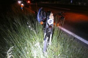 Moped-Unfall auf Landstraße: Verletzte Sozia, Hase überfahren, Polizei und Feuerwehr vor Ort.