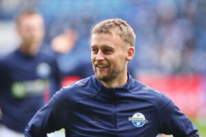 Fußballspiel: SC Paderborn gegen Karlsruher SC, dramatische Wendung, Endstand 2:2. Jubel und Spannung!