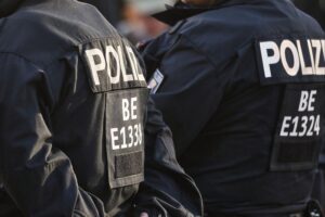 Ein Mann erleidet schweren Unfall mit Elektro-Crossmaschine auf Waldweg in Winterberg.