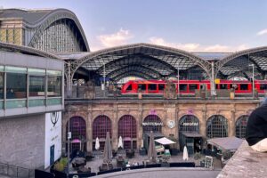Bundespolizei festnimmt gesuchten Mann im Kölner Hauptbahnhof wegen Haftbefehls und Identitätsprüfung.