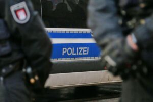 Mordkommission ermittelt nach versuchtem Tötungsdelikt in Bonn-Oberkassel Zwei beschädigte Autos nach Unfall auf B 109, Polizei vor Ort, Vollsperrung.