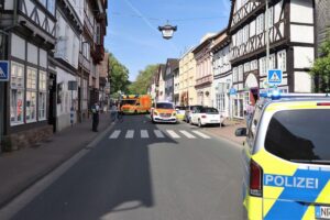 Unfall auf Zebrastreifen: Sperrung der Westerbachstraße nach schwerer Verletzung einer Fußgängerin.