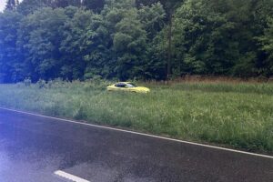 Ein Hyundai im Grünstreifen, nach Unfall bei Starkregen, keine Verletzten, Abschleppdienst erforderlich.