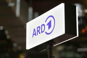 Zerstörtes ARD-Studio in Kiew nach russischen Angriffen; Berichterstattung bleibt trotz Schäden erhalten.