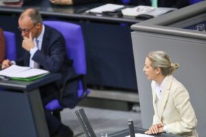 Friedrich Merz und Alice Weidel im Fokus der politischen Umfrageergebnisse zur AfD und Regierungszufriedenheit.
