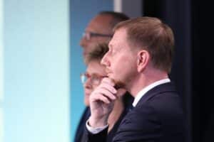Drei Politiker im Porträt: AfD, CDU und ihre aktuellen Umfragewerte in Sachsen.