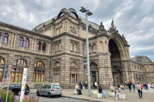Aggressiver Mann greift Sicherheitsdienst am Nürnberger Hauptbahnhof an, Polizei eingreift.