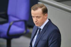 Adis Ahmetovic diskutiert EU-Marineeinsatz zur Sicherheit der Handelswege in der Straße von Hormus.