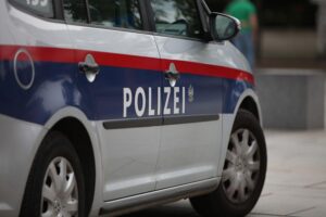 Polizeiüberprüfung eines Konzertgeländes, Sicherheitsmaßnahmen gegen drohenden Terroranschlag sichtbar.