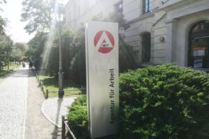 Arbeitsamt mit Statistikanzeigen zur Arbeitslosigkeit in der Altmark und neuen Stellenangeboten.